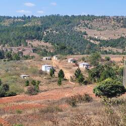 Familiengräber. Die Eingänge sind nach Westen ausgerichtet, da dort die Sonne untergeht.