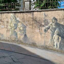 Bilder von Pilgern vor der Kirche Santa Mariña.