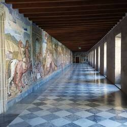 Oberer Kreuzgang. Zur linken die Lebensgeschichte des heiligen Benedikt von Nursia.