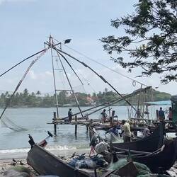 Chinese fishing net being lowered into the water ... Fort Kochi Beach — Kochi, India.
