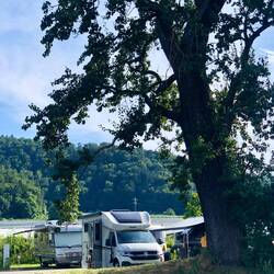 Unser Platz für heute. Gegenüber leider eine Straße. Mal sehen, wie die Nacht wird.