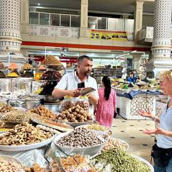 Nüsse und Trockenfrüchte und Süßes sind allgegenwärtig