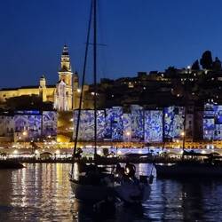 Les façades illuminées de Menton