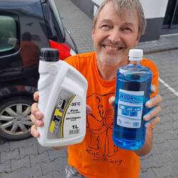Damit füllen wir jetzt mal das Kühlwasser auf (haben wir schon fertig gemischt)