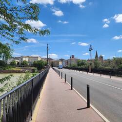 Over the Puente de Piedra, over the Ebro river
