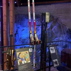 Björndalens Skier und Gewehr