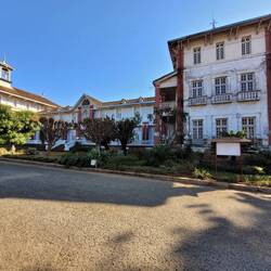 Das beste Hotel der Stadt. Hier werden die Hochrangigen einquartiert.