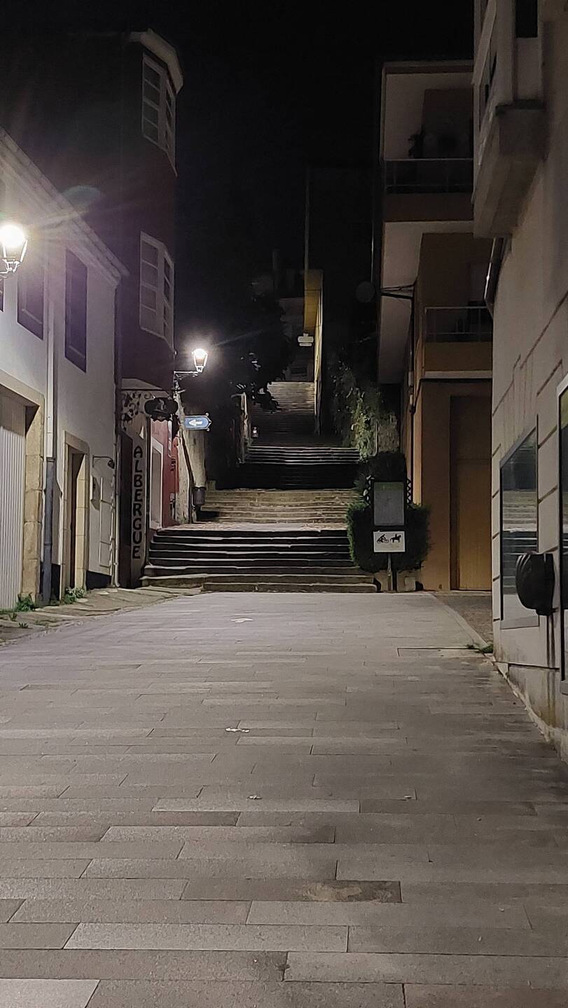Früher Start in Sarria. Ich will möglichst den hier startenden Massen entkommen.