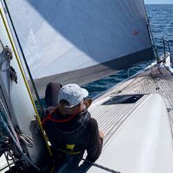 Der Skipper ruht sich auf dem Deck aus 😅