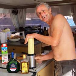 Skipper beim Cocktail mixen