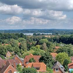 Im Hintergrund der See