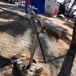 In regelmäßigen Abständen stehen solche Löschwasserwerfer, falls der Pinienwald brennt.