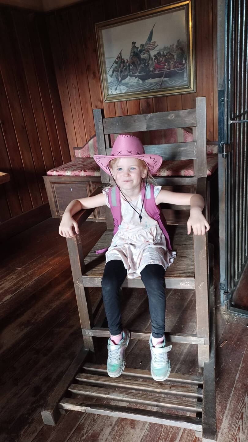 Ella auf dem Schaukelstuhl