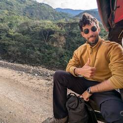 Moto-Passagier bei flotter Fahrt