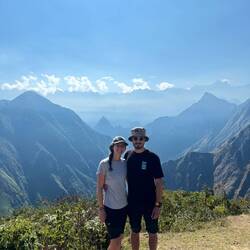 Direkt hinter uns, die kleinen Berge sind Machu Picchu