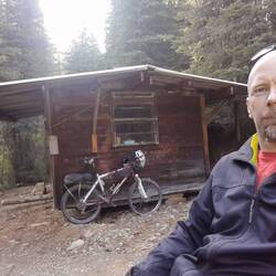 Meine gestrige Unterkunft: Trappers Cabin - fühlt sich sicherer an als im Zelt.