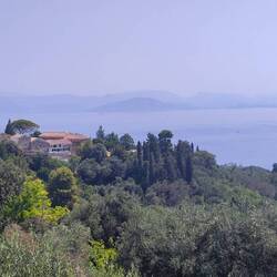 Vom Café aus Blick ins Bergdorf