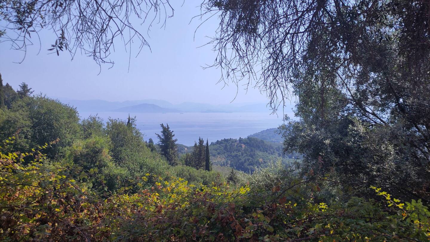Erster Blick von Chlomos auf Küste und Festland