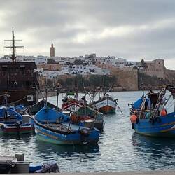 Die Promenade am Fluss ist fast 2 km lang. Mit den bunten Booten kann man zur anderen Seite übersetz