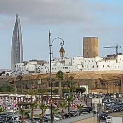 Links der neue Königstower, rechts der historische. Der neue ist jetzt das höchste Gebäude Afrikas