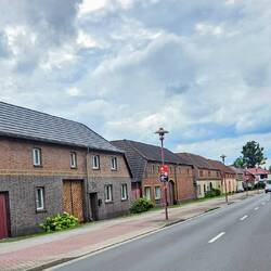 ein Dorf am Wegesrand