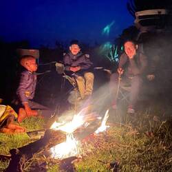 Die Kinder unseres Gastgebers freuen sich auch übers Lagerfeuer
