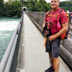 Eisenbahn und Fußgänger teilen sich die Brücke zur Burg Laufen