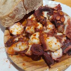 Ich probiere zum ersten Mal Pulpo. Schmeckt.