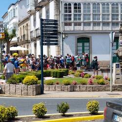 Hier werden sie mit Bussen angekarrt. Mit Iso-Matten, die sie am Jakobsweg sicher nicht brauchen...