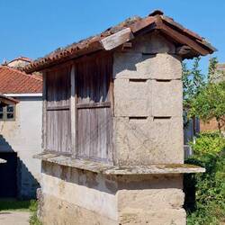 Die traditionellen Getreidespeicher (Horréo) sieht man hier in fast jedem Garten.