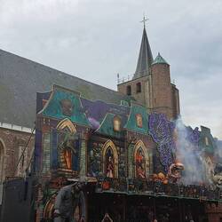 Kirche & Geisternahn...passt doch super zusammen....