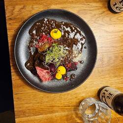 Elch mit Soße, Wasabi und roten Linsen: alles schön heiß