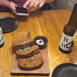 Essengehen: hier wird das Bier in Weingläsern gereicht