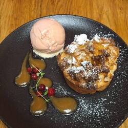 Zum Dessert Brotpudding mit Eis