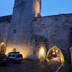 Ein Stadtor des Nachts