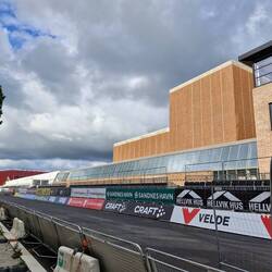 Mitten in der Stadt eine riesen Tribüne für das Groß Event