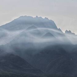 Der Vulkan Rishiri in der Abenddämmerung.
