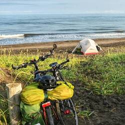 Zelten auf dem Vulkansandstrand und schon hell ab 4 Uhr morgens.