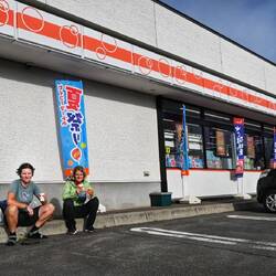 Vagabundenleben. Hier beim Frühstück um 6 Uhr vorm Minimarkt, die es in guten Abständen gibt.