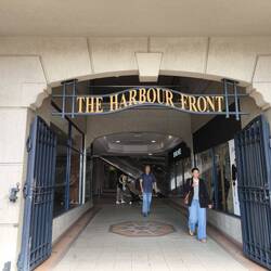 neben den Händlern, die ihre Waren auf dem Bürgersteig verkaufen, gibt's moderne Einkaufsgalerien