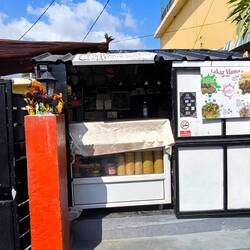 Ein Imbiss in der Seitenstraße "Lakaz Mama"