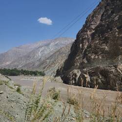 rechts vom Fluss liegt Afghanistan