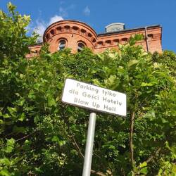 Manche Schilder geben Rätsel auf. Darf hier nur parken, wer schon Mal ein Hotel in die Luft sprengt?