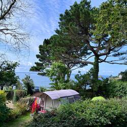 Super netter Campingplatz mit nur 26 Pkätzen. Strand ist okay.