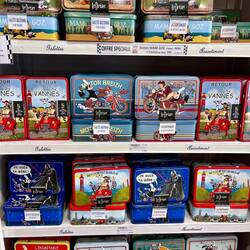 Die scheinen hierauf Dosen zu stehen.