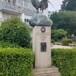 Denkmal im Zentrum von O Pedrouzo.