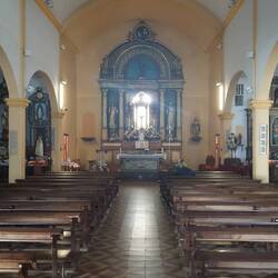 Das Innere der Pfarrkirche Santiago.
