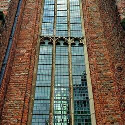 Ein Fesnter der angebauten Kirche....