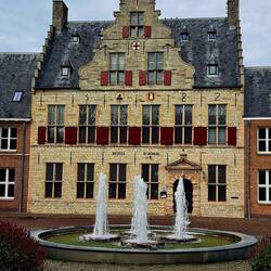 Würde mich interessieren, wie dieses Hotel von innen aussieht & was es kostet....