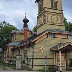 Orthodoxe Holzkiche nah beim Hafen